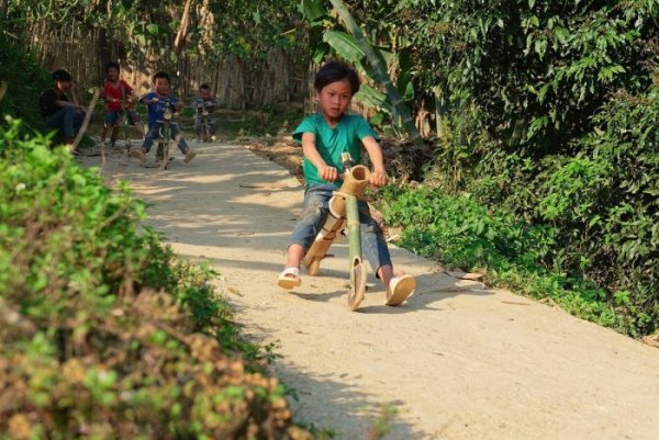 Rencontre joyeuse au Vietnam : Une immersion dans le village des Lolo noirs