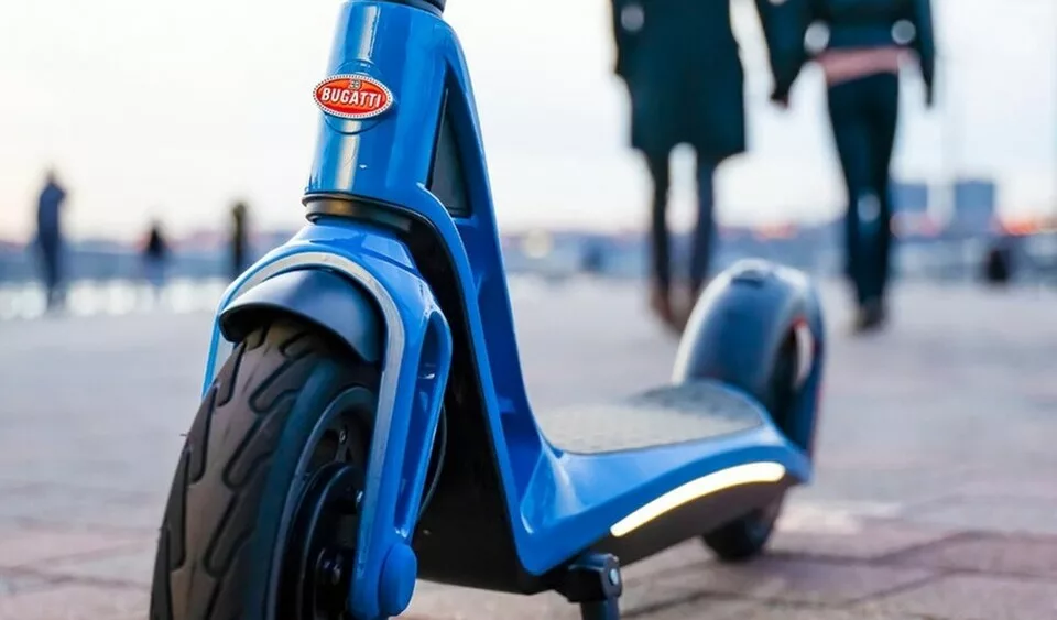 Bugatti se lance dans la mobilité urbaine avec sa première trottinette électrique